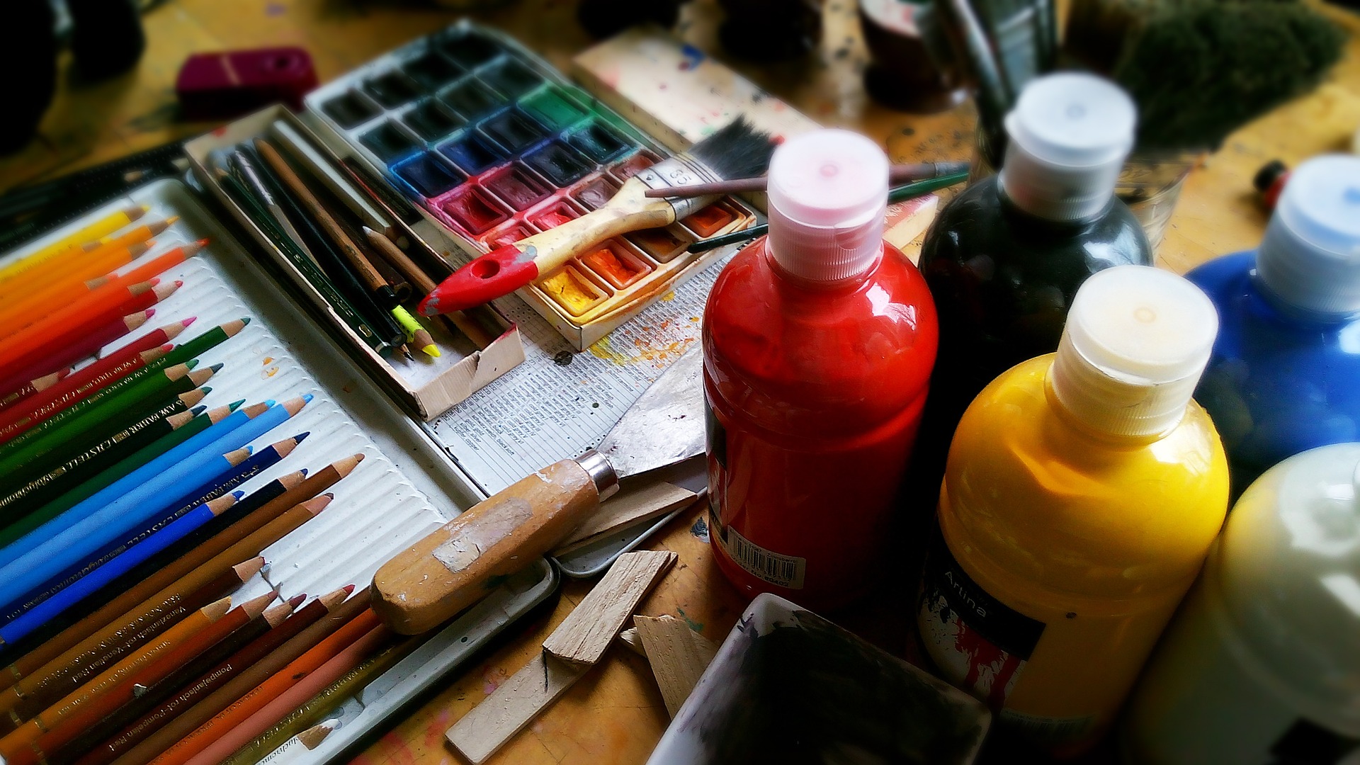 Illustrasjonsbilde som viser maleverktøy som pensler og farger