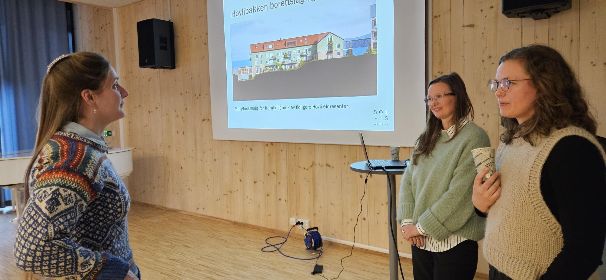 Ellen fra Innalndet fylkeskommune i samtale med SOL-IS arkitektene