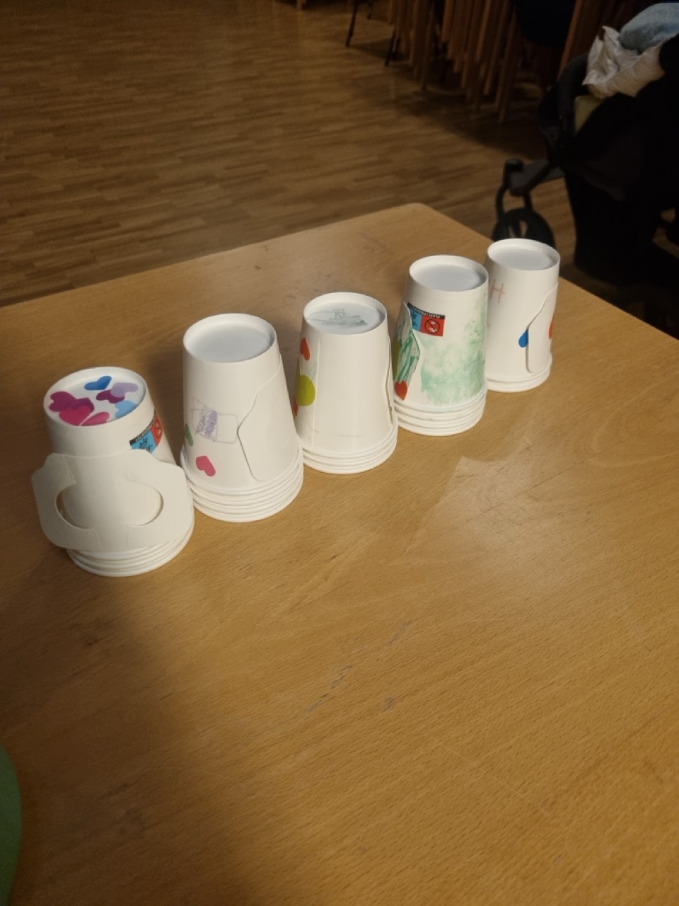 Kopper pyntet av barna i barnehagen