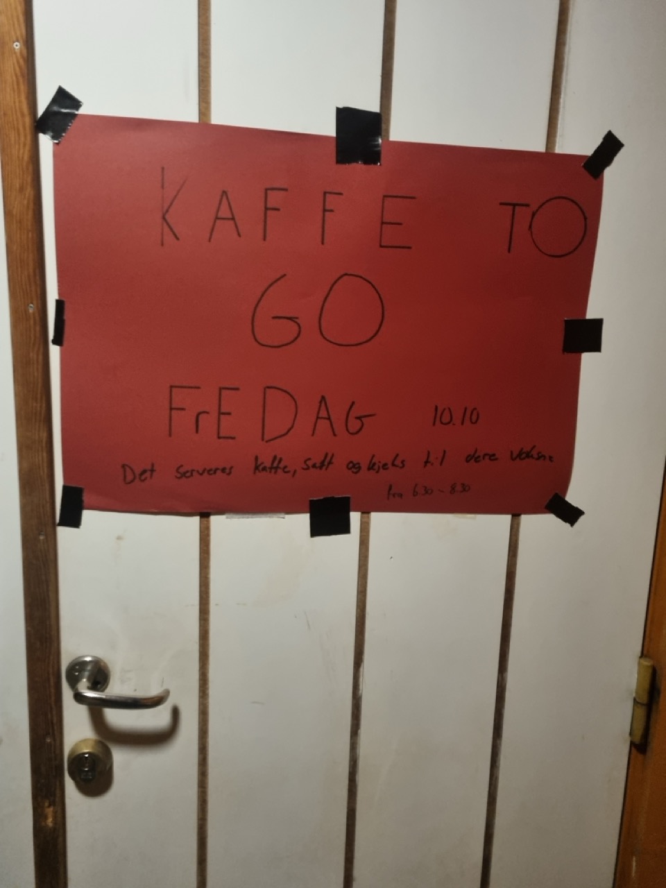 Håndskrevet plakat med oppfordring til å ta seg en kopp kaffe