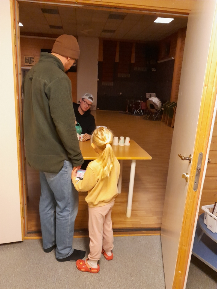 Serverer kaffe til far og datter