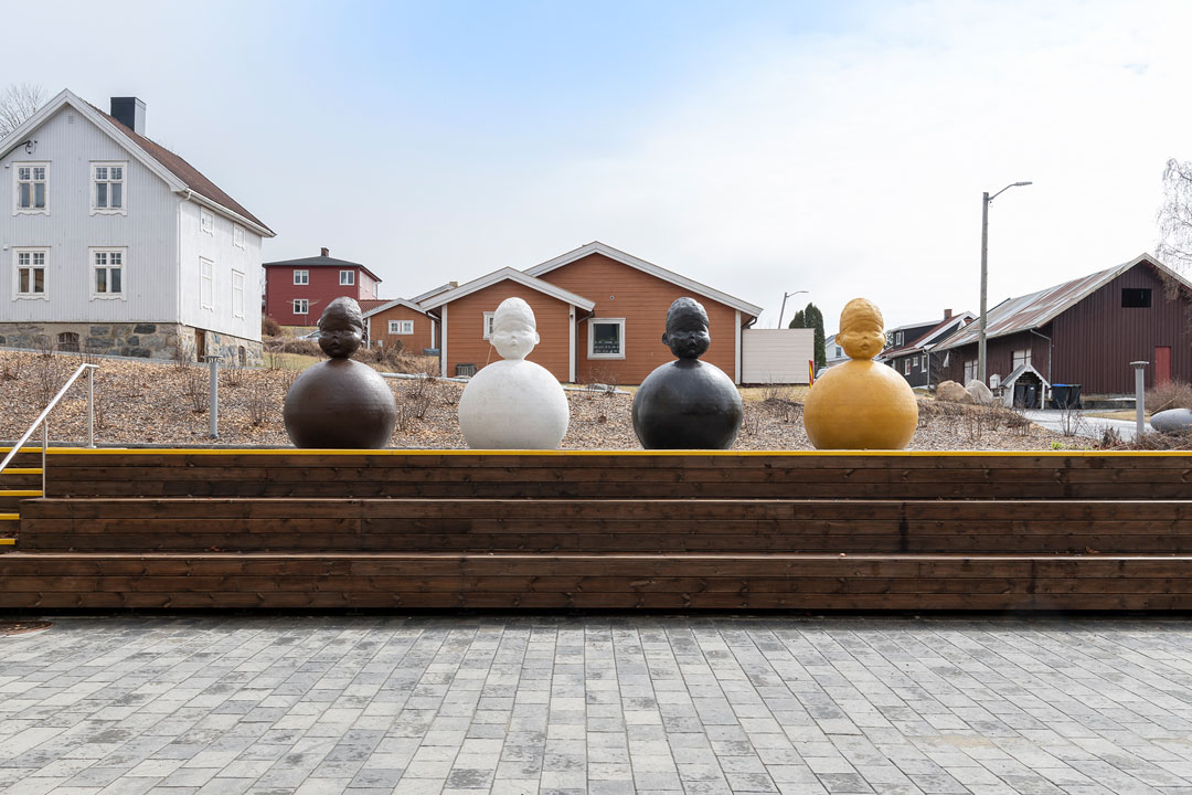 De fire, skulpturer i farget støpt betong av Inghild Karlsen. Foto: Øystein Thorvaldsen