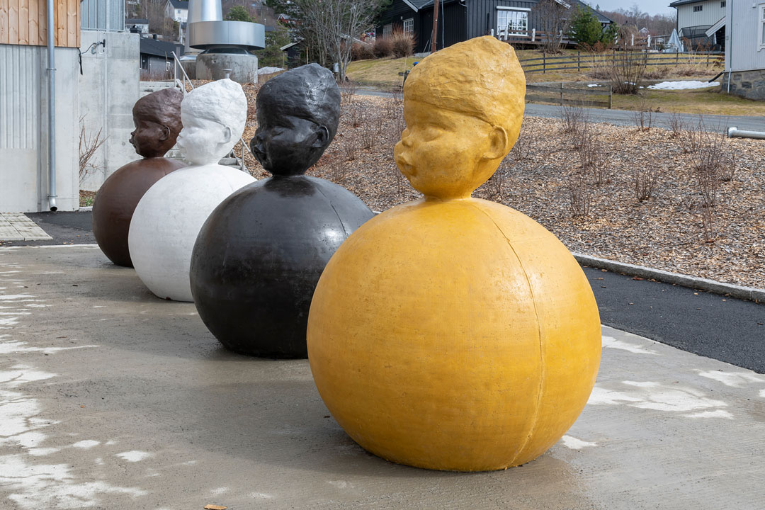 De fire, skulpturer i farget støpt betong av Inghild Karlsen