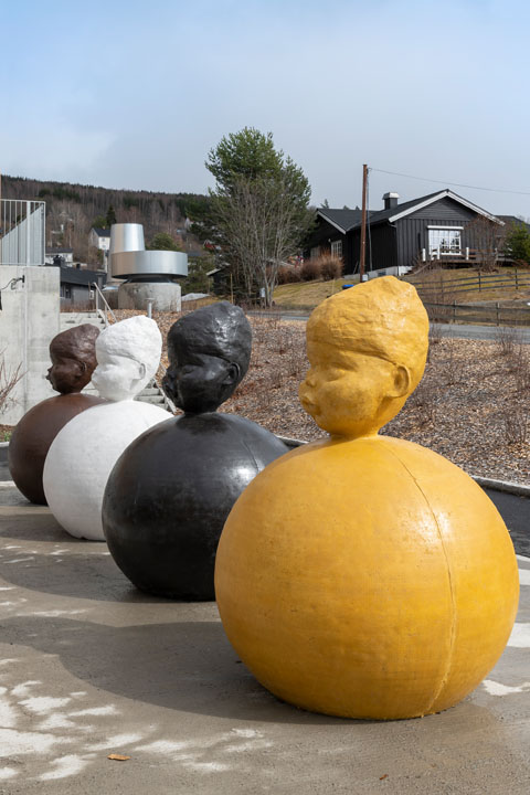 De fire, skulpturer i farget støpt betong av Inghild Karlsen