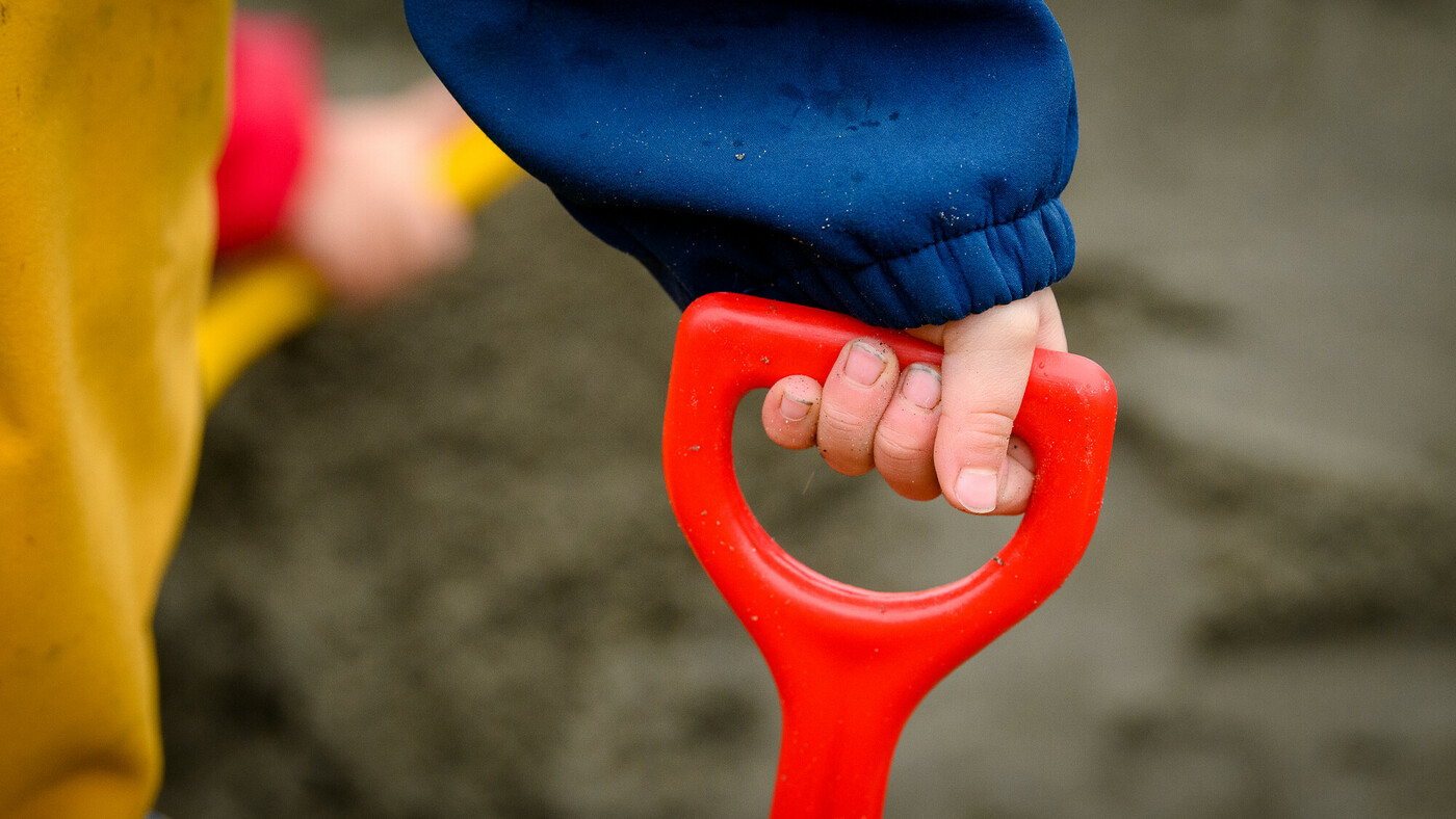 Bilde av barn med lekespade